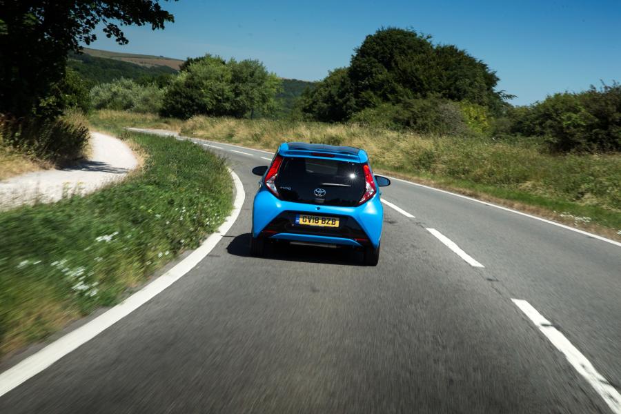  Toyota Aygo x-press 5-Door 2018 года  (UK) (фото 6 из 37)